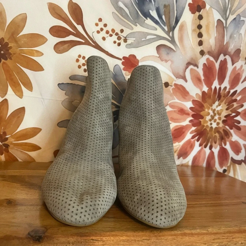 Cole Haan 8B Grey Suede Laser Cut Pull On Casual Fall Preppy Weekend Booties